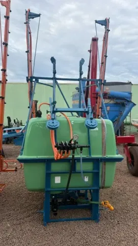 Pulverizador 800 litros Berthoud