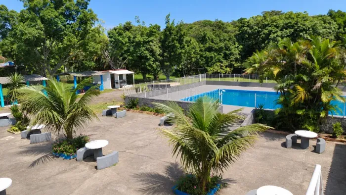 Espaço para Festas e Eventos com Piscinas, Churrasqueiras e 5 Quartos
