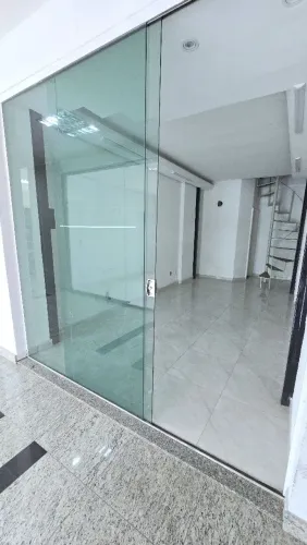 Sala comercial com mezanino 