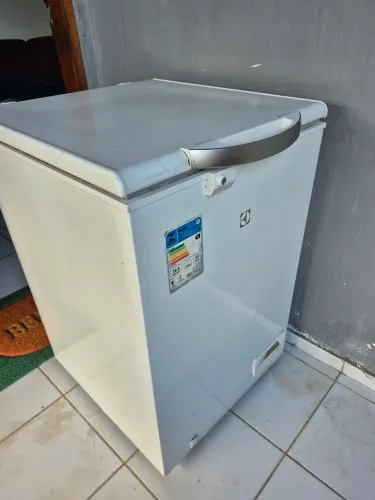 Vendo frizer uma porta em ótimo estado de conservação, dupla ação, frio ou congelar.