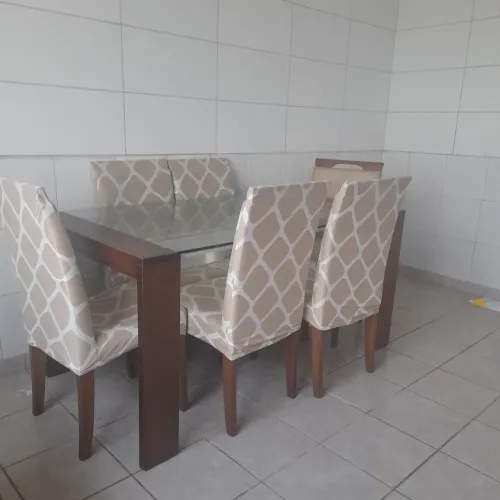 Mesa em bom estado de conservação
