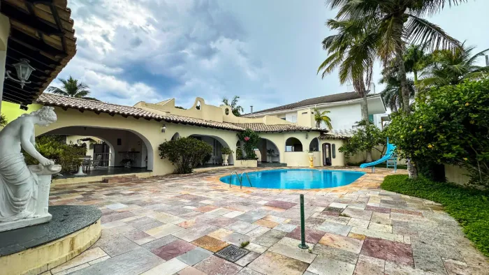 Casa com amplo terreno à venda no Condomínio Jardim Acapulco na praia do Guarujá