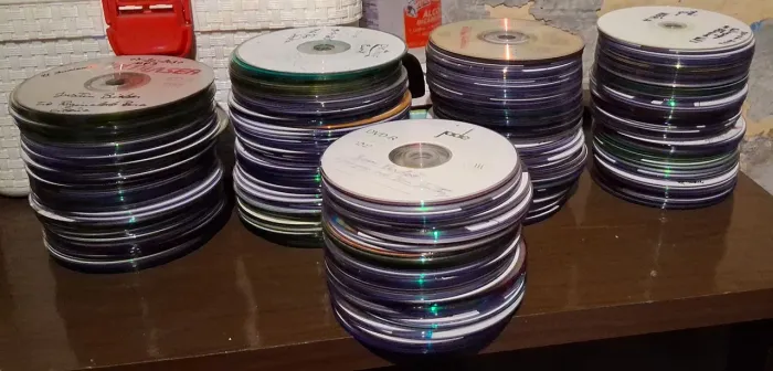 CDs tem 400 e 64 vendo para atersanatos