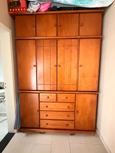 Guarda roupa de madeira