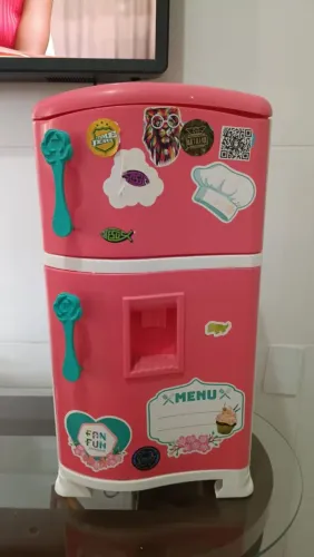 Vende-se uma geladeira de brinquedo 