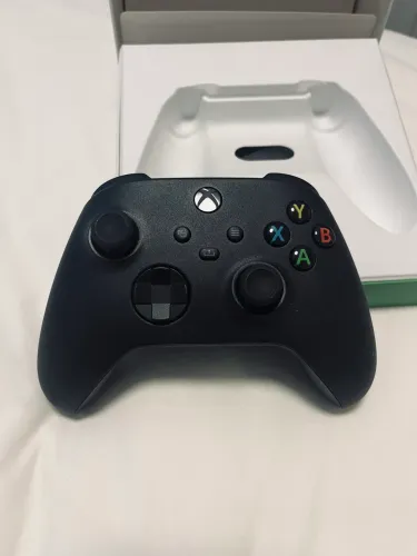Controle Xbox séries x/s na caixa.