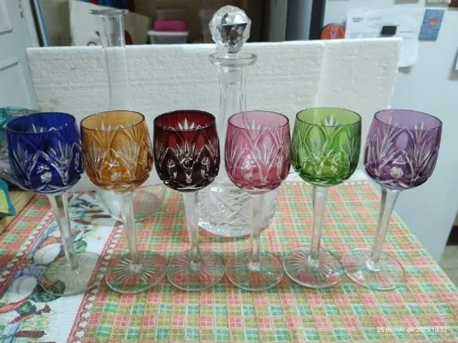 conjunto de seis taças de cristal baccarat do início do sec. xx e garrafa de cristal 
