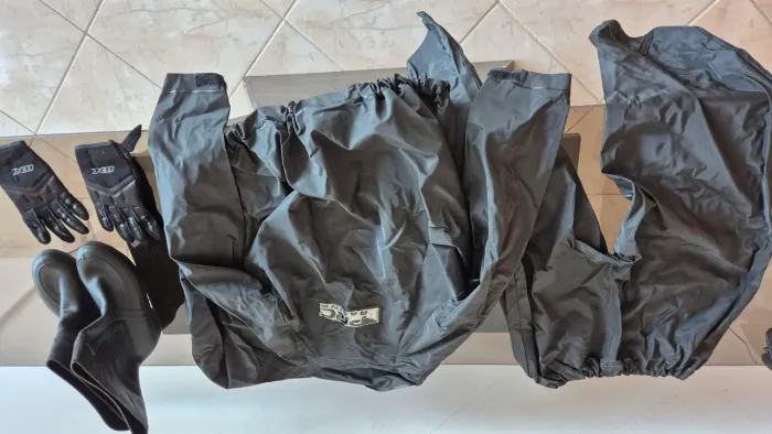 Conjunto de capa de chuva marca Delta - usado