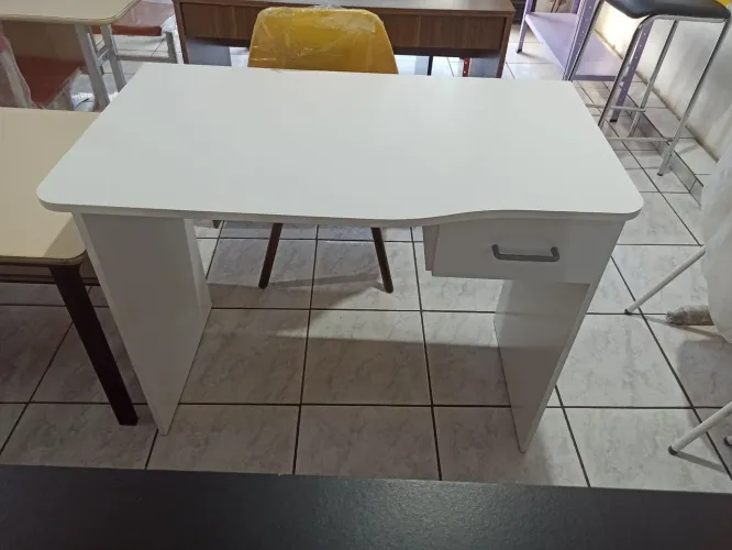 Mesa branca com 1 gaveta