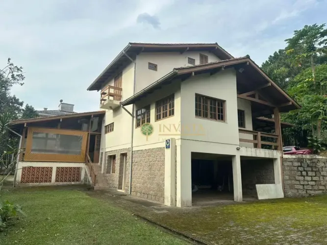 Exclusivo - Casa com caseiro, amplo quintal e espaço de festa com churrasqueira para locaç