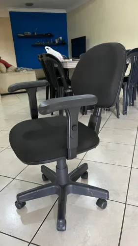 Cadeira escritório executiva ergonômica nr17, preta com estofado.