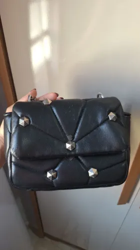 Bolsa preta shein com detalhes 