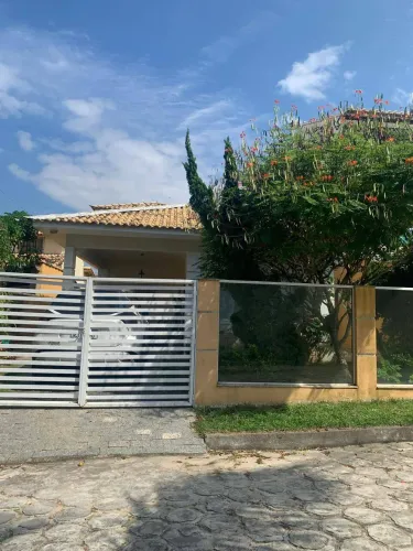 ENCANTADORA CASA À VENDA NO CONDOMÍNIO DOS PÁSSAROS, CABO FRIO/RJ