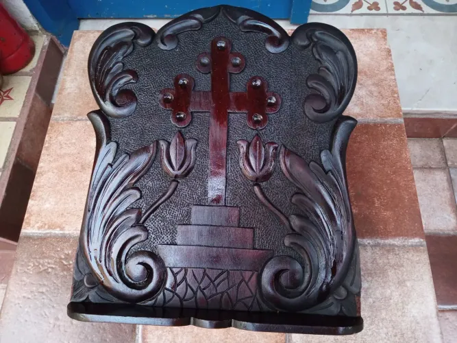 Porta bíblia em madeira