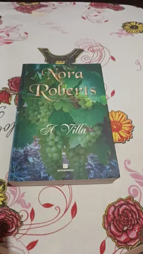 Vendo esses livros A Villa e O Vale do Silêncio Trilogia do Círculo volume 3!