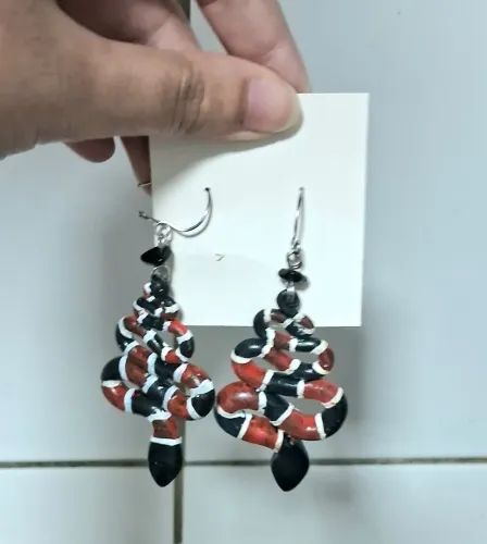Brinco Cobra Coral artesanato