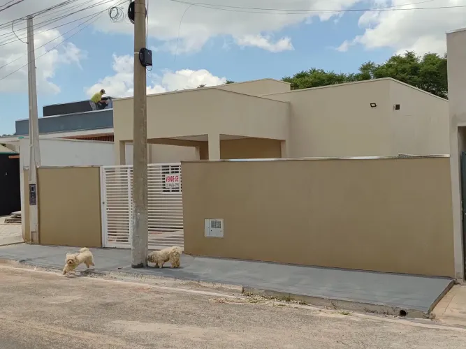 Casa com quarto suíte.