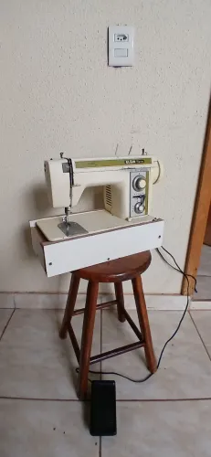 Vendo Máquina de Costura Reta e Zig Zag. 