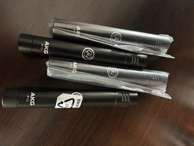 mic akg P170