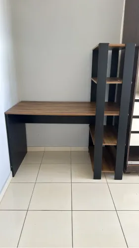 Escrivaninha com Estante Lateral MATCH cor Preto/Pinho