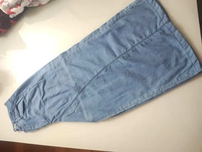 Calça de Boca Larga, Jeans Claro e Numeração 44 .