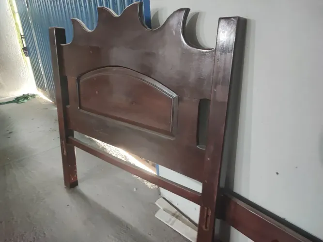Cama de casal de madeira