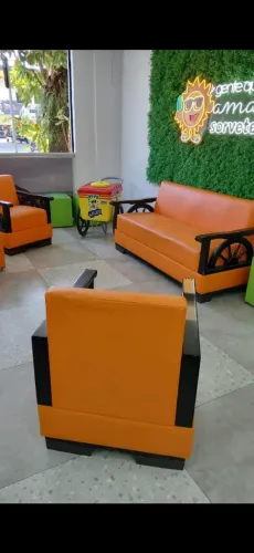 Vendo um sofa e 2 poltronas. Lindas forradas recentemente em napas e é de madeiras .