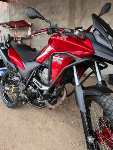 Moto XRE 300 em ótimo estado de conservação