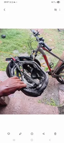 Vendo bike com capacete e suporte e lanterna
