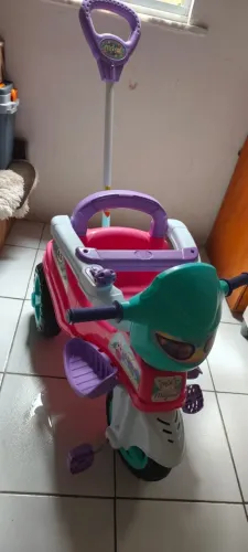 TRICICLO BABY CITY - MENINA Punhos de Borracha e Porta