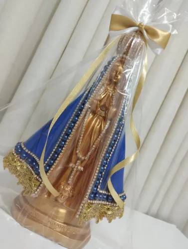 Imagem de NS Aparecida e terço personalizado.