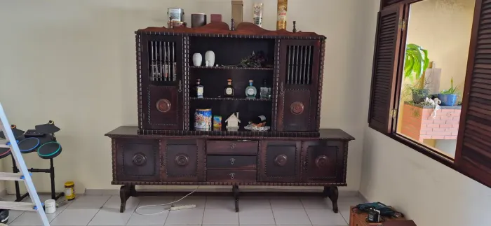 Conjunto vintage de Cristaleira e mesa com 8 cadeiras em madeira