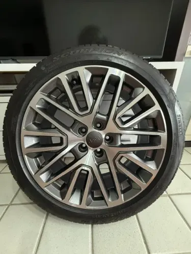 Vendo Roda com Pneu Pirelli Scorpion 235 /45 R19 95H, para Jeep Compass Limited 22 e 23.