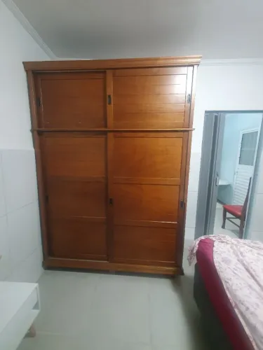 Guarda roupa de madeira com portas deslizantes