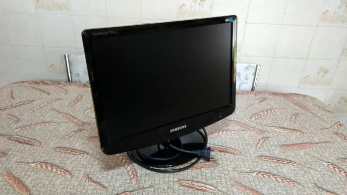 Monitor Samsung 17" Syncmaster 732nw Plus Preto 127/220v,Acompanha Cabo de Energia,Impecav