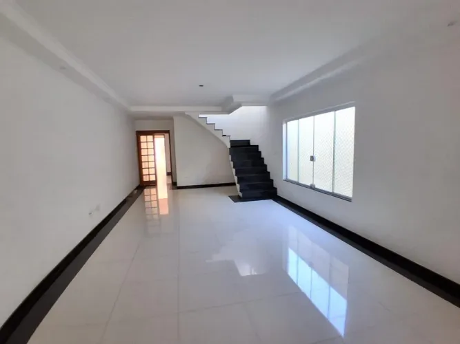 Sobrado para alugar com 250m², 3 quartos e 4 vagas