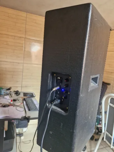 Caixa de som ativa 300 W RMS