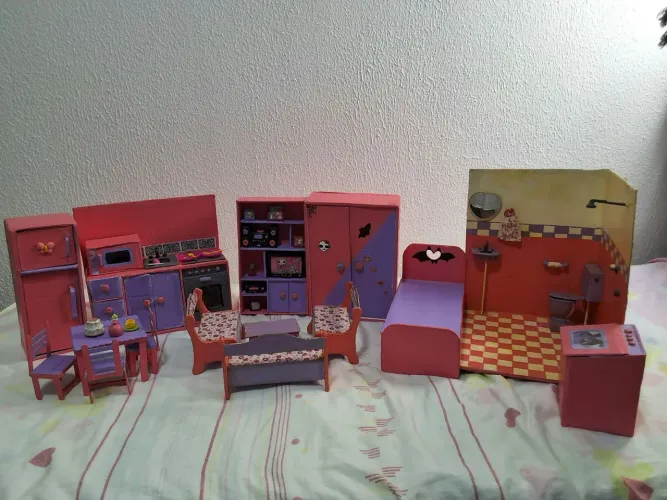 Lote de Móveis Artesanais para Boneca (4 Cômodos) - Cabe Barbie!