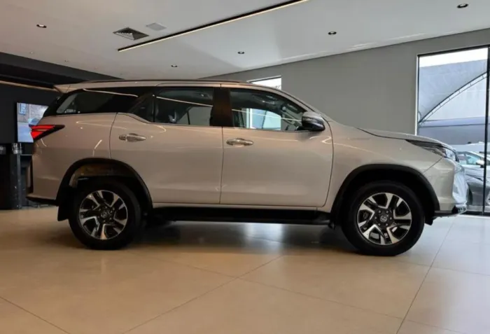 Toyota Hilux SW4 SRX Plat. 4X4 2.8 TB Die. Aut. 2025