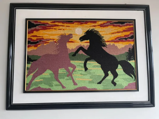 Vendo quadro bordado, com moldura - cavalos