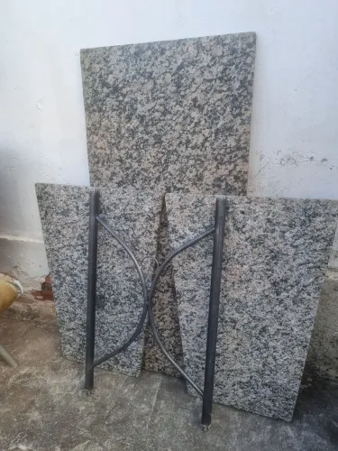 Mesa de mármore com 4 cadeiras
