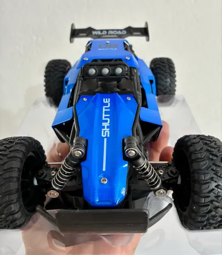 Carro de Controle Remoto Escala 1:16 2.4G de Alta Velocidade Offroad com Luzes LED 2WD
