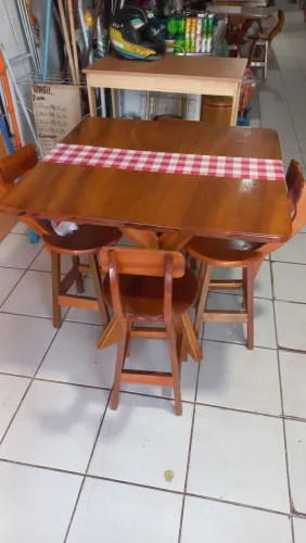 Conjunto de madeira com 4 banquetas