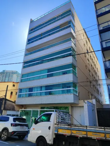 Apartamento nos Cavaleiros com 3 quartos sendo 2 suítes para Locação .