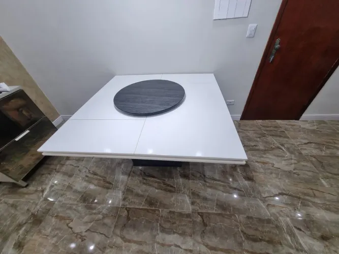 Mesa quadrada branca com tampo redondo removível
