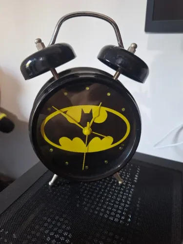 Relógio Despertador de Metal do Batman, um produto oficial licenciado pela DC Comics