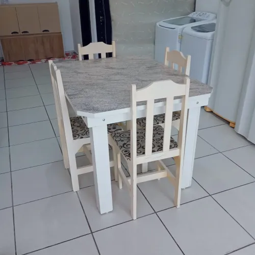 Vendo jogo de mesa 4 cadeira top sem defeito