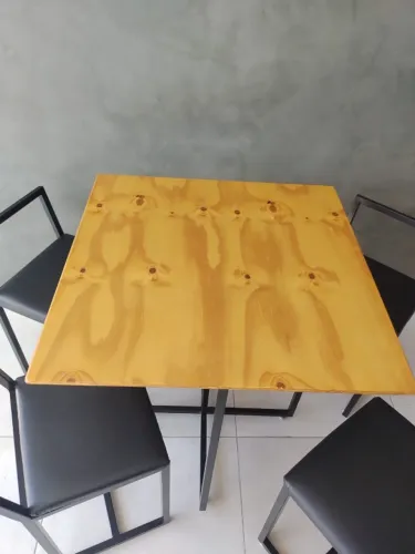 Conjunto de mesa Pinus com 4 cadeiras estofadas industrial - Bairro Rio Vermelho