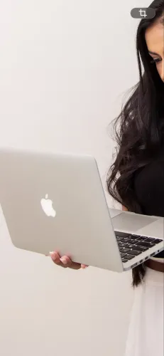 MacBook Apple, bem conservado, com caixa, e carregador original