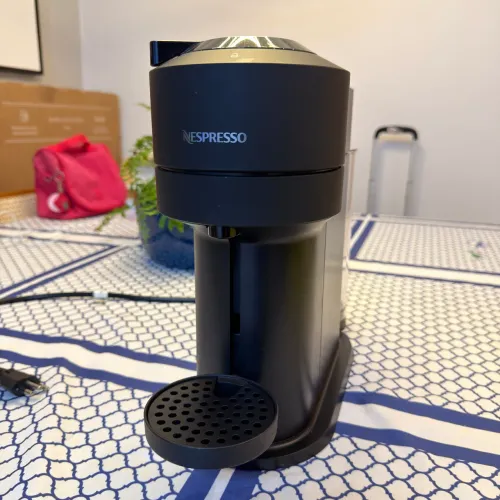 Vendo cafeteira nespresso vertuo 22V